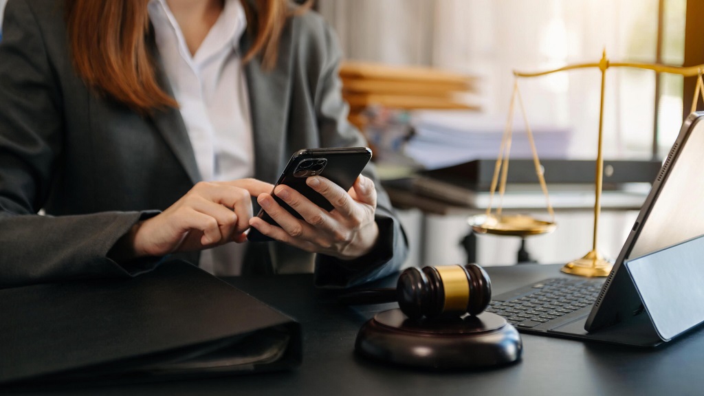 تفاوت وکیل تلفنی و وکیل آنلاین